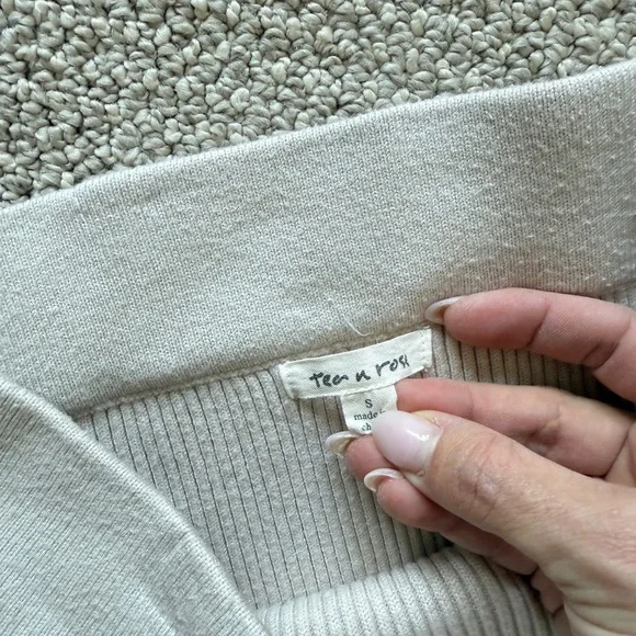 Elegant Cream Ribbed Knit Skirt - Picture 3 of 3